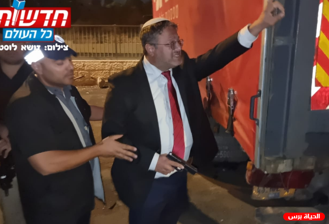 بن غفير يحمل سلاحاً ويهدد الفلسطينيين في الشيخ جراح